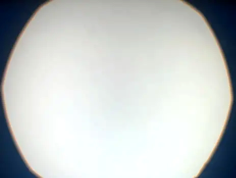 Vignetting, a reddish-brown line at the edge of the field of view